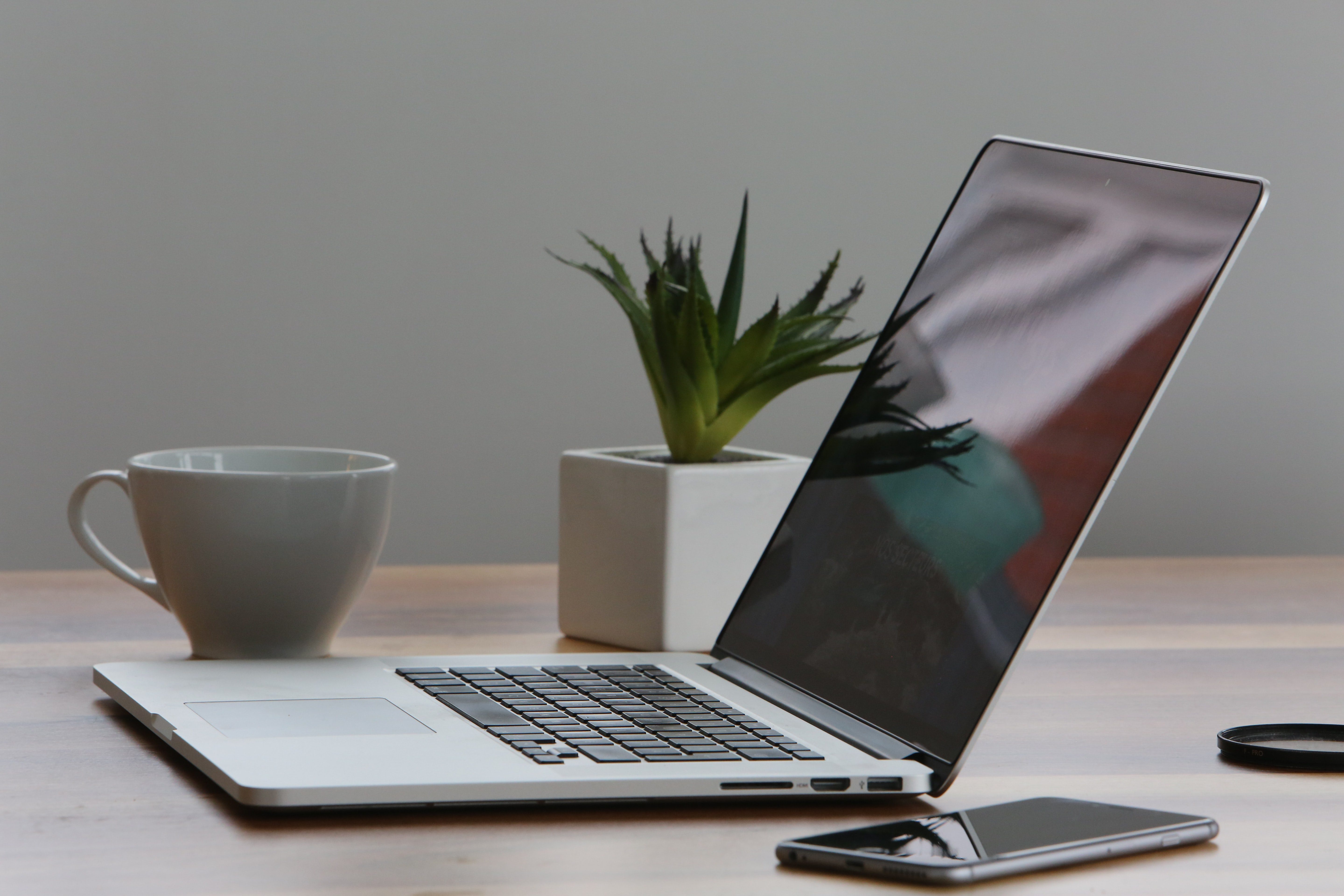 cropped-apple-cup-desk-7974.jpg